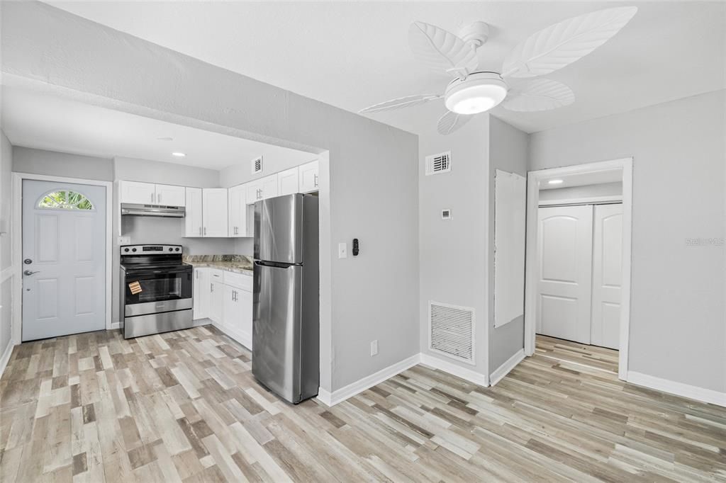 En Venta: $569,000 (4 camas, 2 baños, 1204 Pies cuadrados)