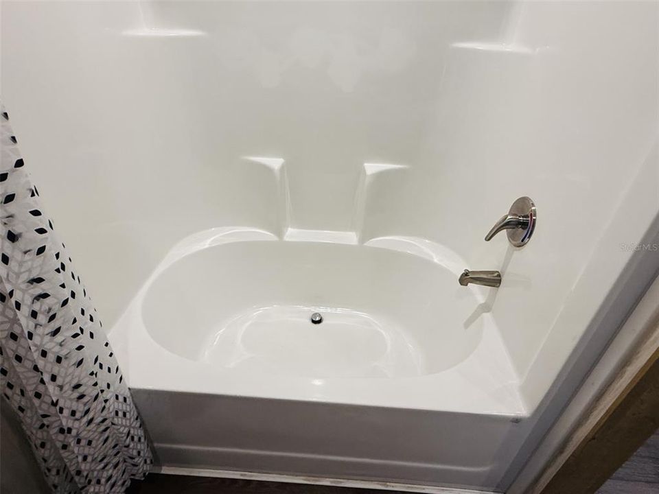 На продажу: $319,900 (4 спален, 2 ванн, 1904 Квадратных фут)