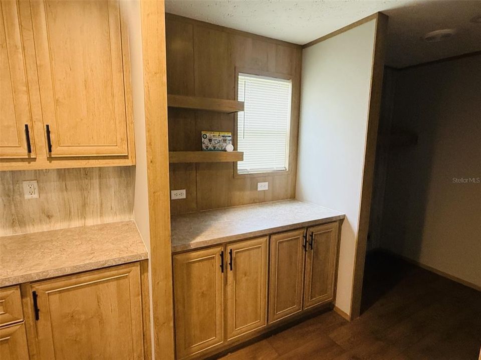 На продажу: $319,900 (4 спален, 2 ванн, 1904 Квадратных фут)