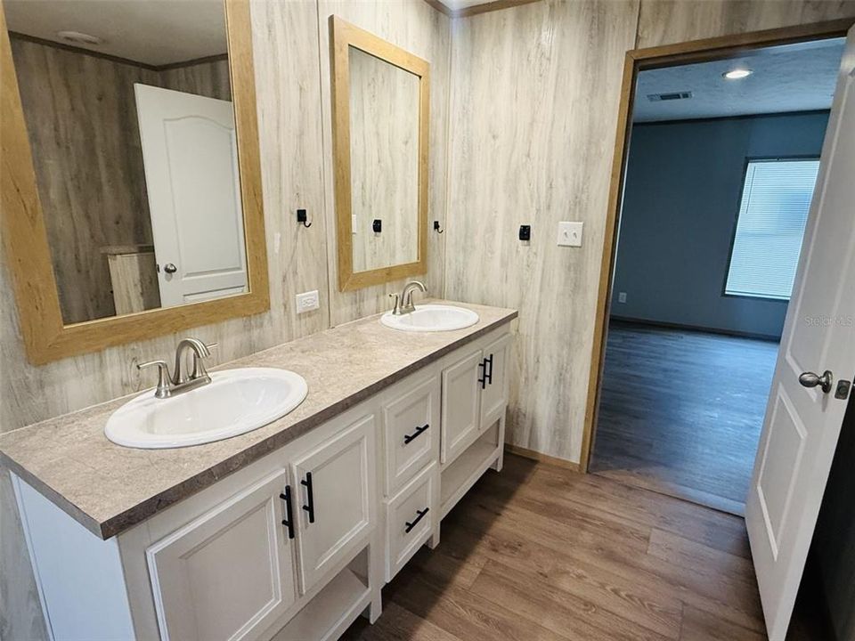 На продажу: $319,900 (4 спален, 2 ванн, 1904 Квадратных фут)
