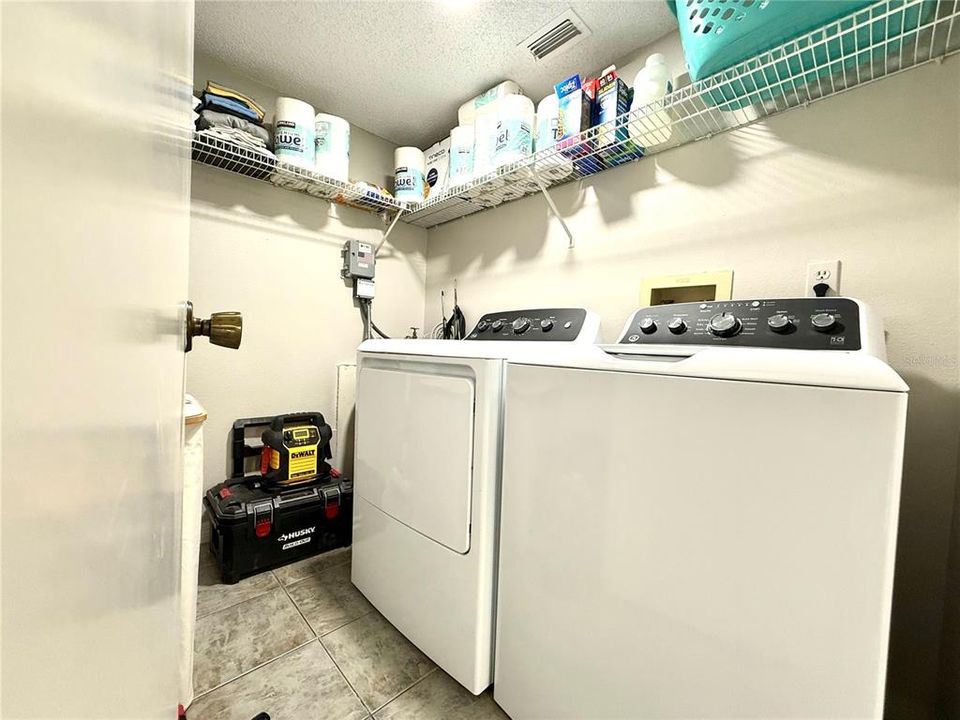 На продажу: $279,900 (2 спален, 2 ванн, 1230 Квадратных фут)