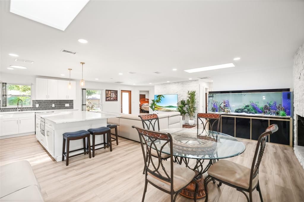 En Venta: $849,000 (4 camas, 2 baños, 2085 Pies cuadrados)