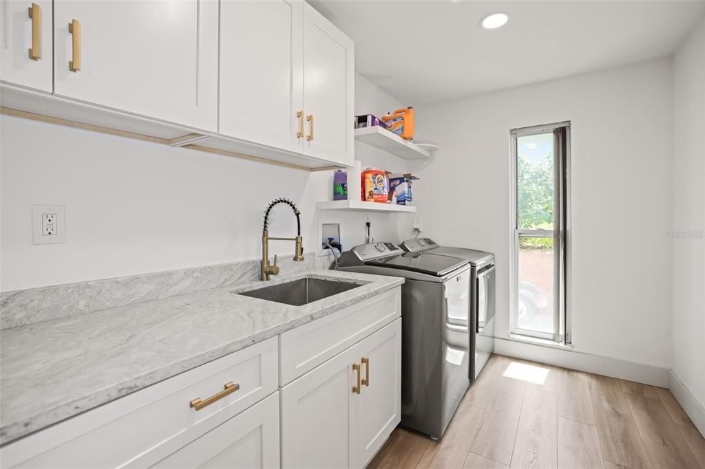 En Venta: $849,000 (4 camas, 2 baños, 2085 Pies cuadrados)