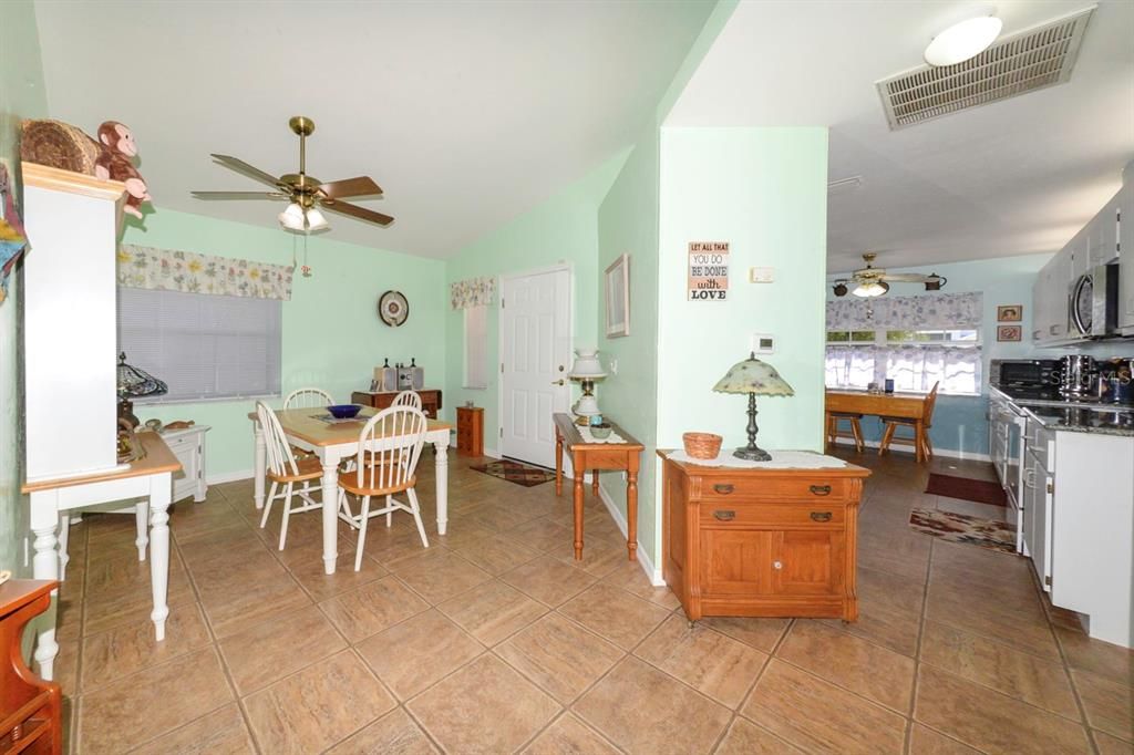 En Venta: $242,500 (3 camas, 2 baños, 1380 Pies cuadrados)