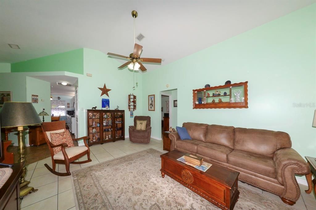 En Venta: $242,500 (3 camas, 2 baños, 1380 Pies cuadrados)