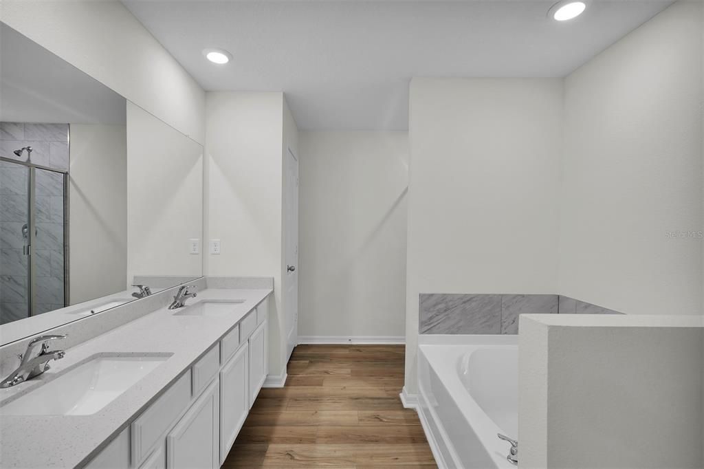 На продажу: $359,900 (4 спален, 2 ванн, 1845 Квадратных фут)