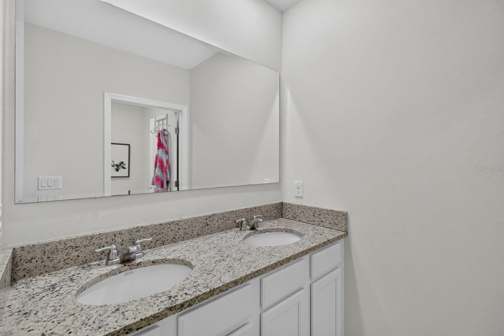 En Venta: $365,000 (5 camas, 3 baños, 2696 Pies cuadrados)