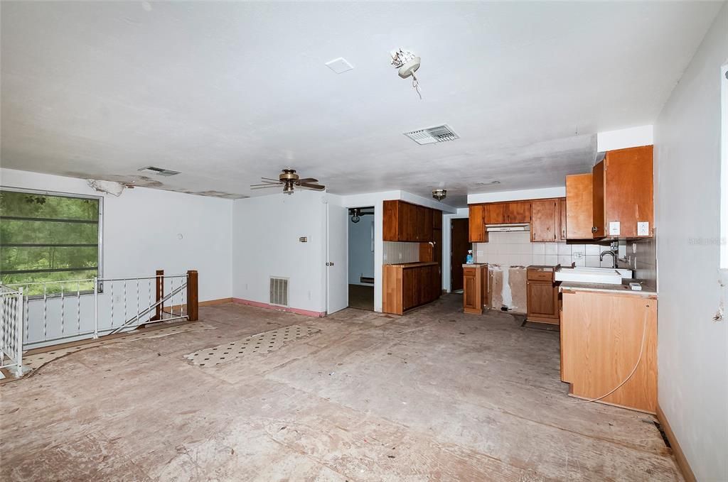 На продажу: $99,990 (4 спален, 3 ванн, 1687 Квадратных фут)