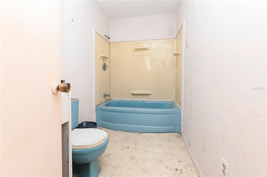 На продажу: $99,990 (4 спален, 3 ванн, 1687 Квадратных фут)