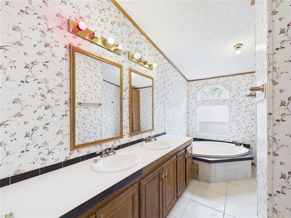 На продажу: $235,000 (3 спален, 2 ванн, 1836 Квадратных фут)