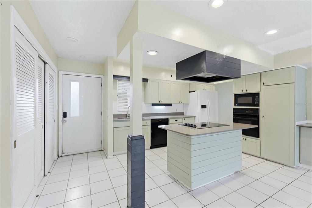 На продажу: $359,900 (4 спален, 2 ванн, 2085 Квадратных фут)
