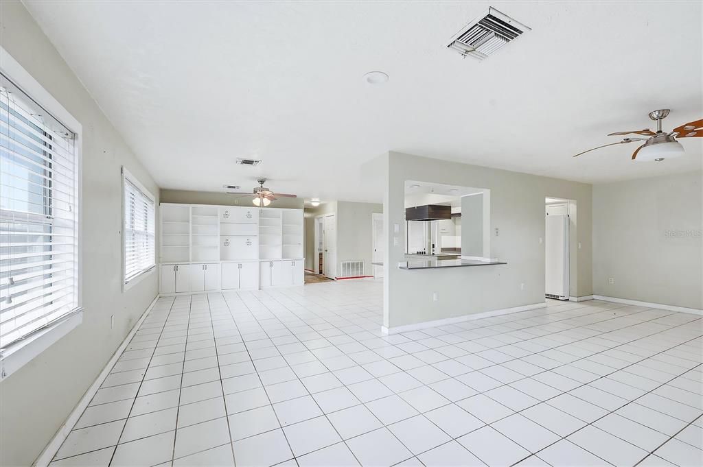 На продажу: $359,900 (4 спален, 2 ванн, 2085 Квадратных фут)