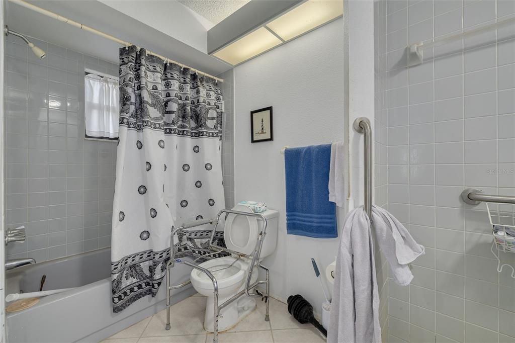 На продажу: $285,000 (2 спален, 2 ванн, 1204 Квадратных фут)