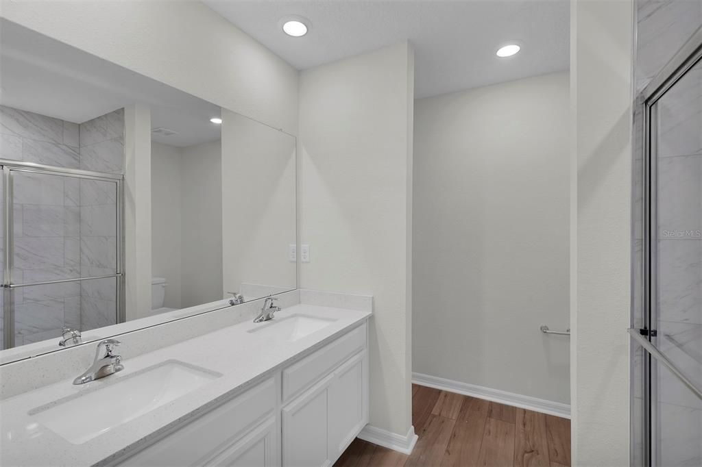 На продажу: $369,900 (5 спален, 3 ванн, 1980 Квадратных фут)