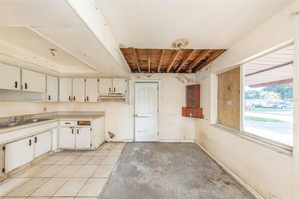 На продажу: $175,000 (3 спален, 2 ванн, 1092 Квадратных фут)