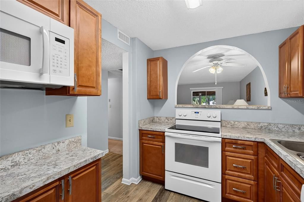 For Sale: $135,000 (2 beds, 2 baths, 932 Square Feet)