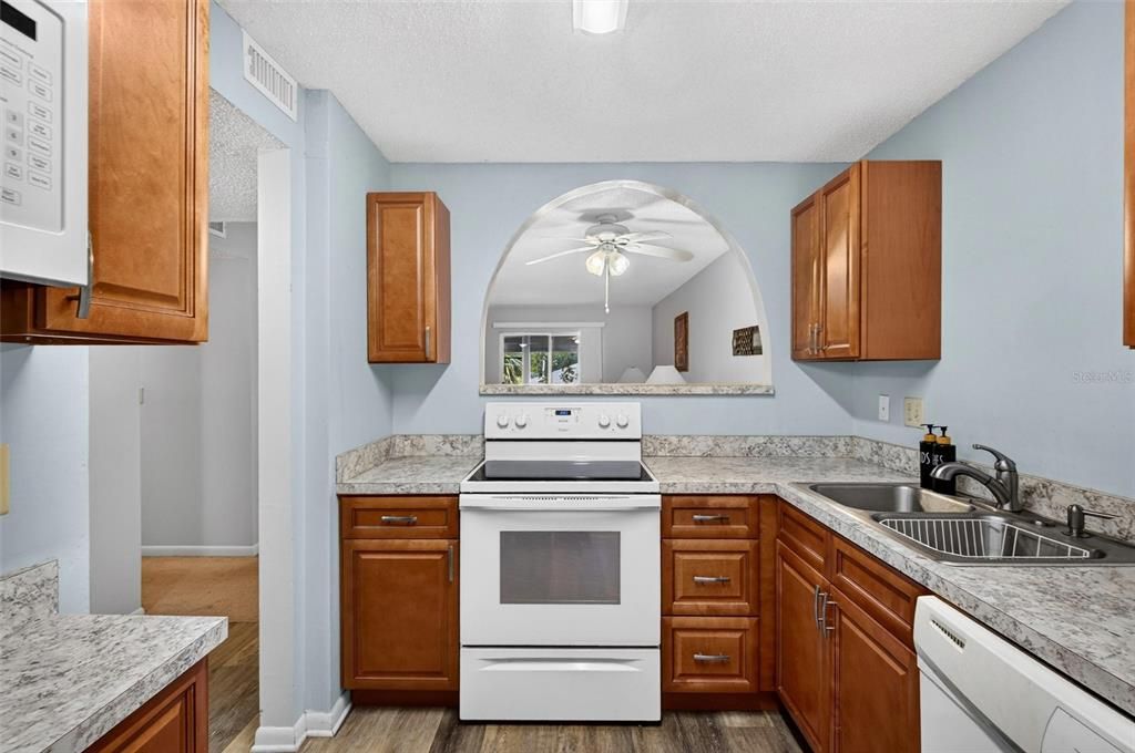 For Sale: $135,000 (2 beds, 2 baths, 932 Square Feet)