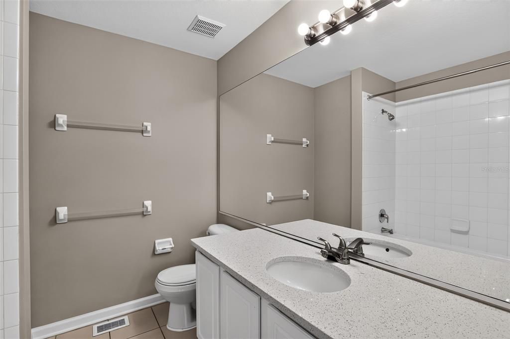 На продажу: $229,900 (2 спален, 2 ванн, 1095 Квадратных фут)