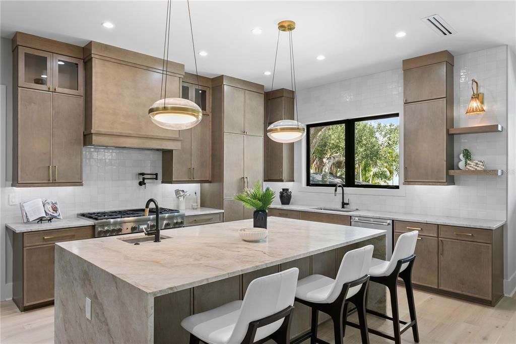 En Venta: $3,499,000 (5 camas, 5 baños, 5693 Pies cuadrados)