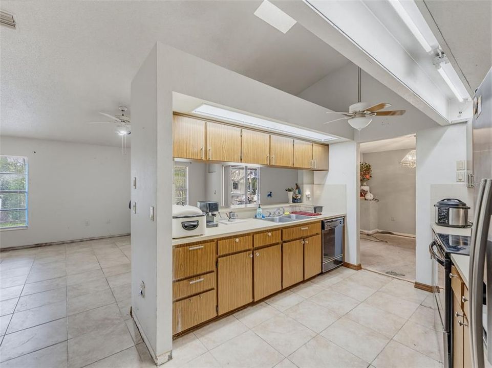 En Venta: $340,000 (3 camas, 2 baños, 1938 Pies cuadrados)
