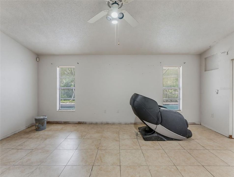 En Venta: $340,000 (3 camas, 2 baños, 1938 Pies cuadrados)
