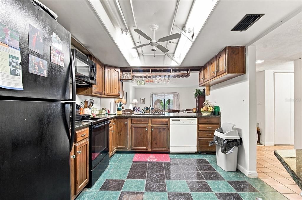 На продажу: $118,995 (2 спален, 2 ванн, 1096 Квадратных фут)