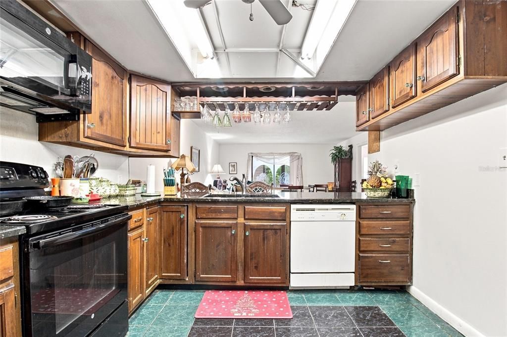На продажу: $118,995 (2 спален, 2 ванн, 1096 Квадратных фут)