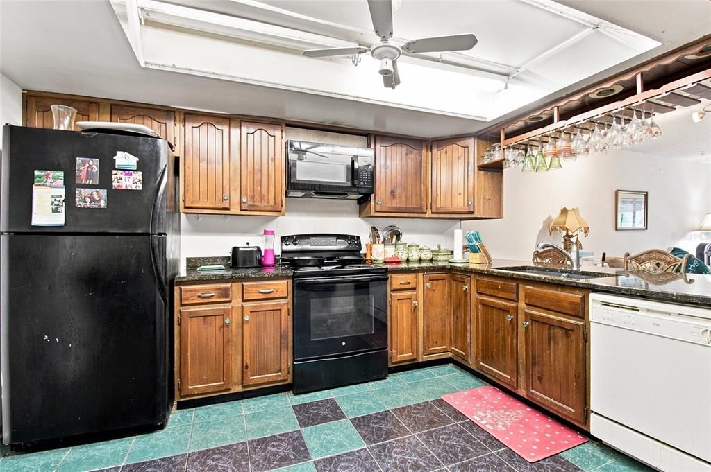 На продажу: $118,995 (2 спален, 2 ванн, 1096 Квадратных фут)