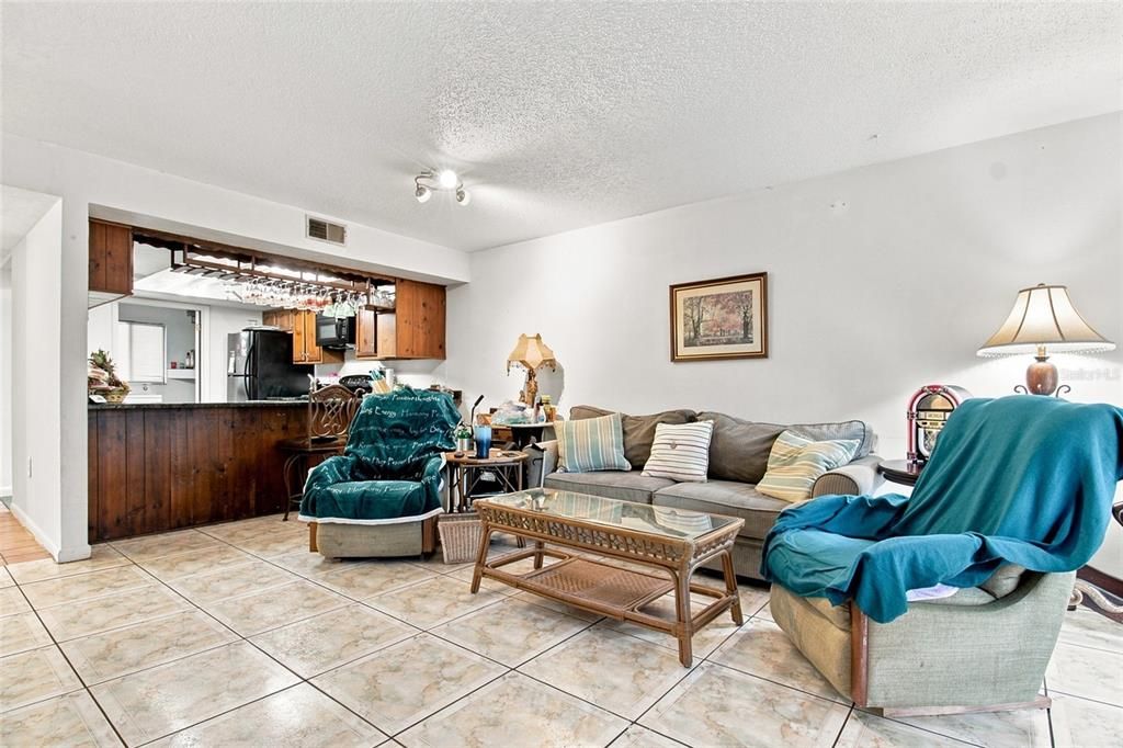 На продажу: $118,995 (2 спален, 2 ванн, 1096 Квадратных фут)