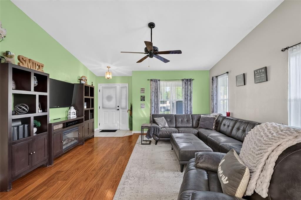 For Sale: $274,500 (3 beds, 2 baths, 1435 Square Feet)