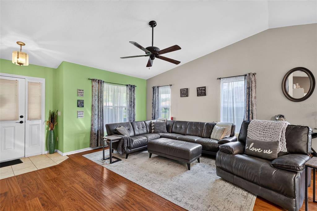 For Sale: $274,500 (3 beds, 2 baths, 1435 Square Feet)