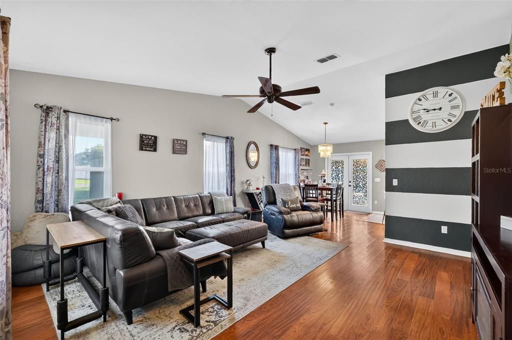 For Sale: $274,500 (3 beds, 2 baths, 1435 Square Feet)