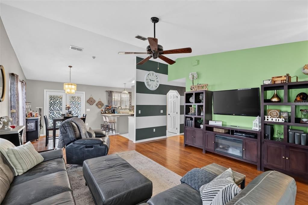 For Sale: $274,500 (3 beds, 2 baths, 1435 Square Feet)