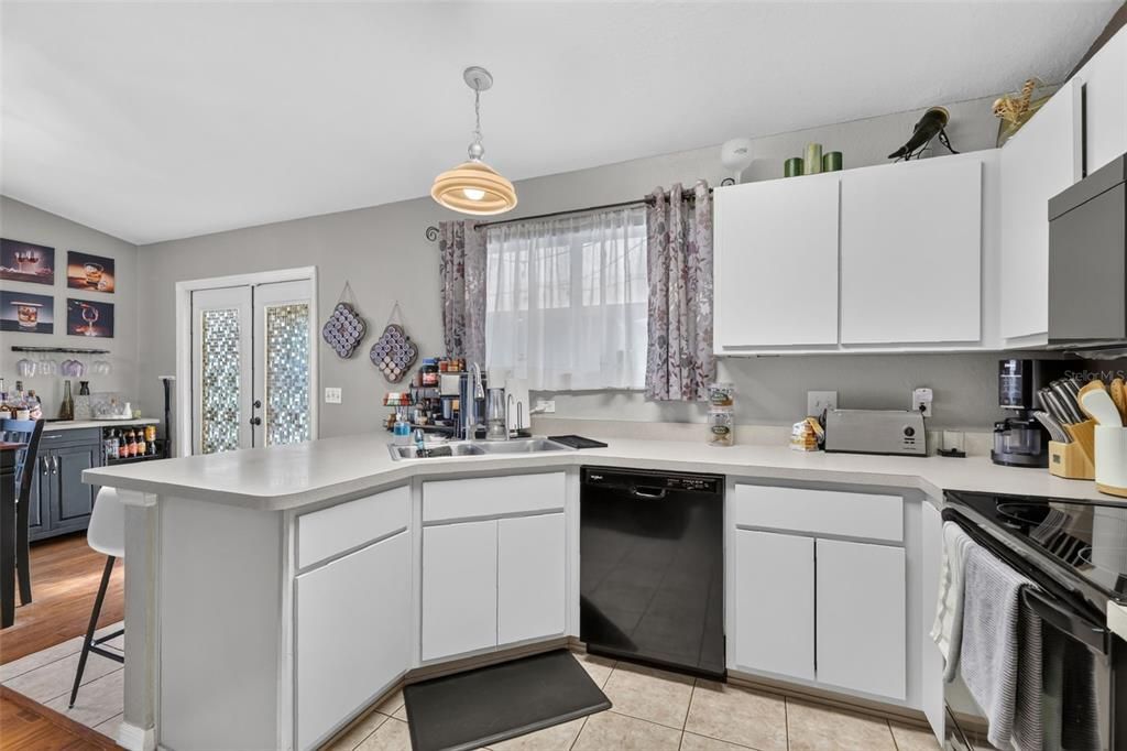 For Sale: $274,500 (3 beds, 2 baths, 1435 Square Feet)