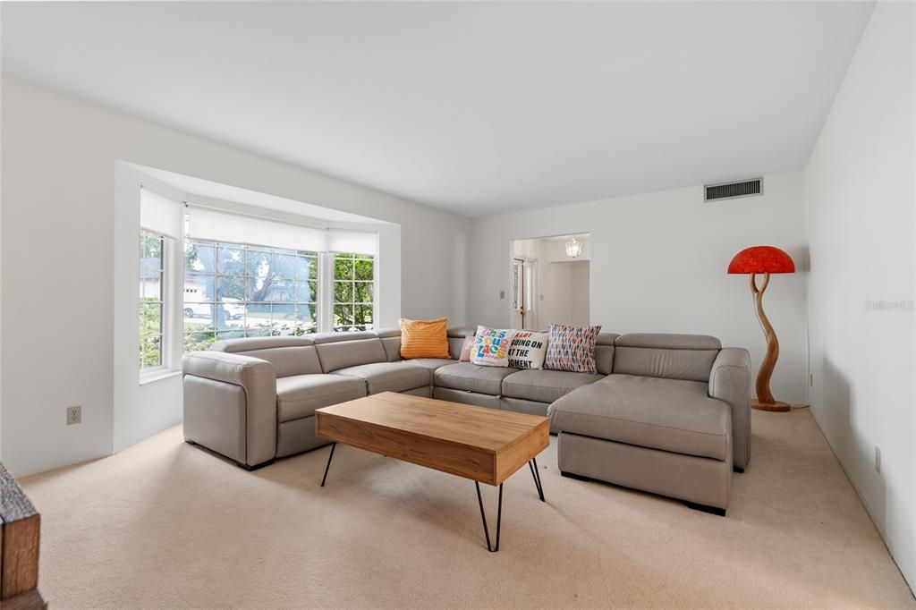 En Venta: $725,000 (3 camas, 2 baños, 2374 Pies cuadrados)