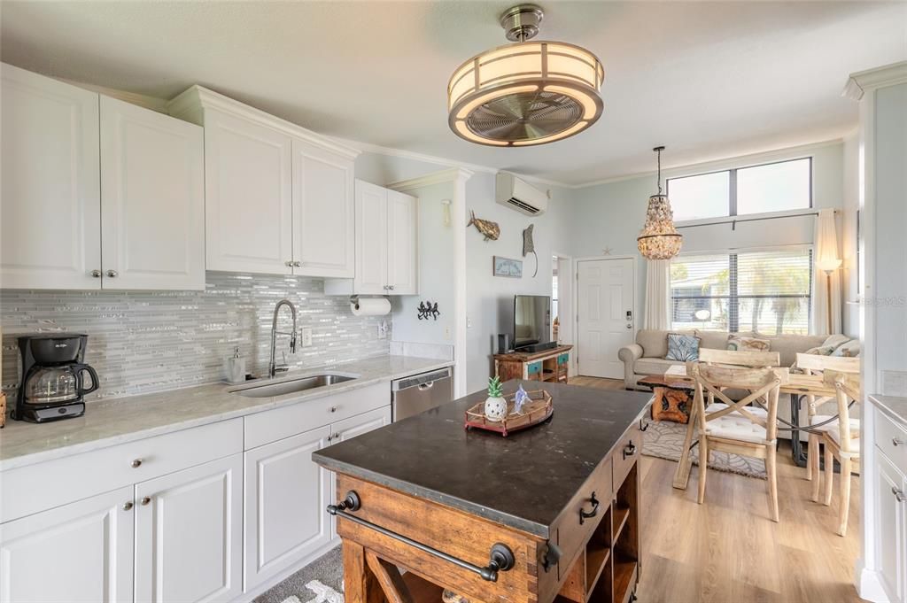 For Sale: $489,000 (2 beds, 2 baths, 888 Square Feet)