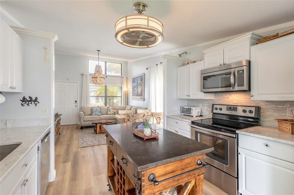 For Sale: $489,000 (2 beds, 2 baths, 888 Square Feet)