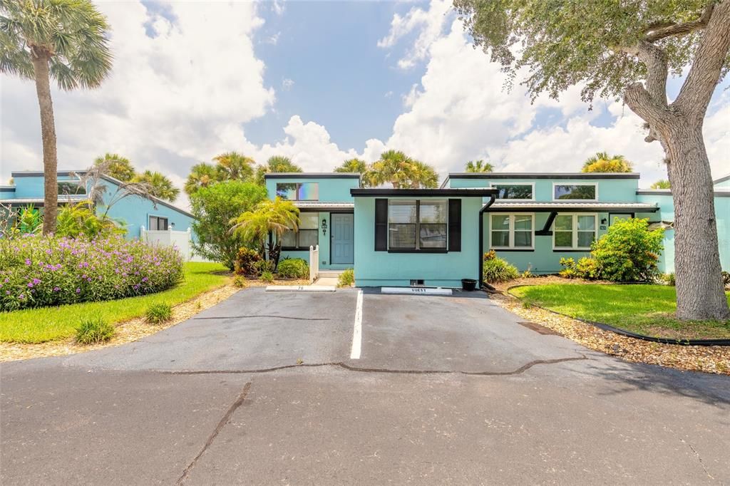 For Sale: $489,000 (2 beds, 2 baths, 888 Square Feet)