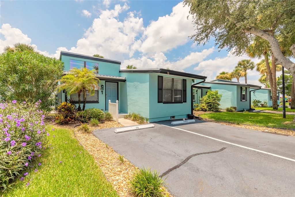 For Sale: $489,000 (2 beds, 2 baths, 888 Square Feet)