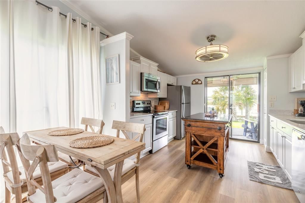 For Sale: $489,000 (2 beds, 2 baths, 888 Square Feet)