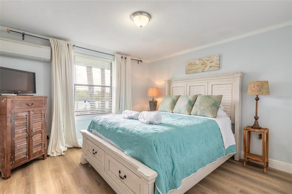 For Sale: $489,000 (2 beds, 2 baths, 888 Square Feet)