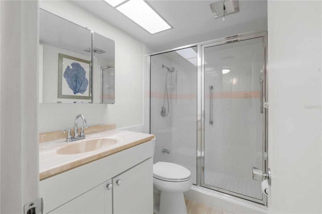 На продажу: $109,900 (2 спален, 1 ванн, 840 Квадратных фут)