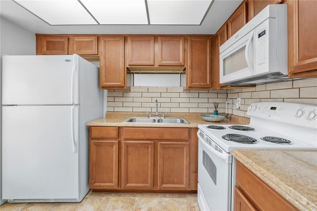 На продажу: $109,900 (2 спален, 1 ванн, 840 Квадратных фут)