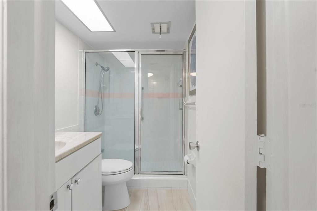 На продажу: $109,900 (2 спален, 1 ванн, 840 Квадратных фут)