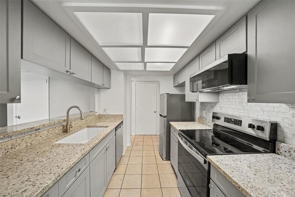 На продажу: $184,900 (2 спален, 1 ванн, 1096 Квадратных фут)