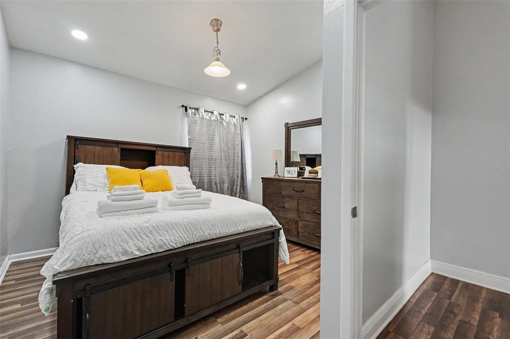 На продажу: $299,900 (2 спален, 1 ванн, 1044 Квадратных фут)