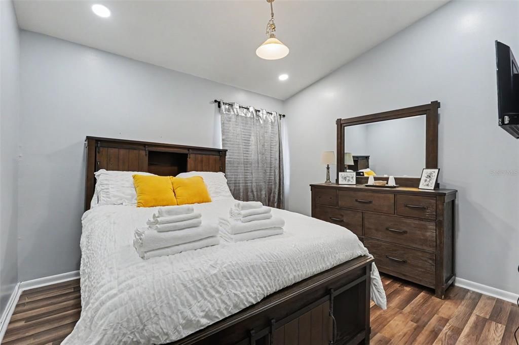 На продажу: $299,900 (2 спален, 1 ванн, 1044 Квадратных фут)