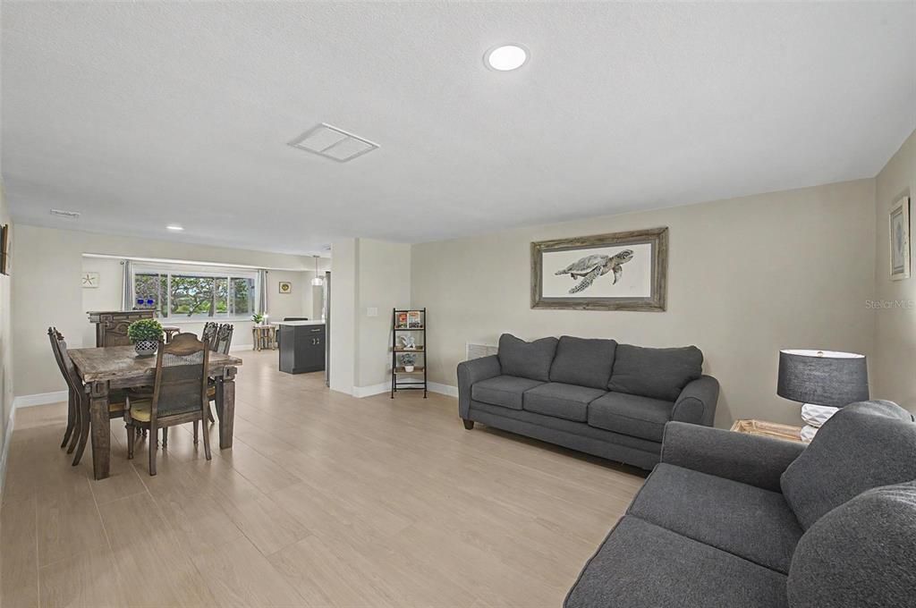 For Sale: $400,000 (2 beds, 2 baths, 1690 Square Feet)