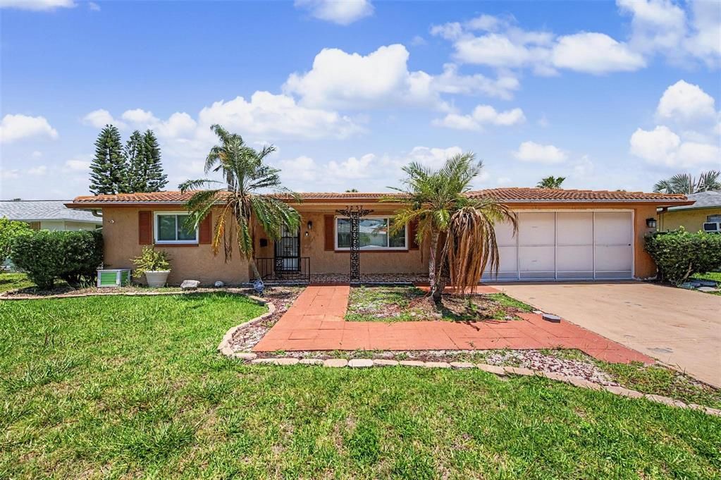 For Sale: $400,000 (2 beds, 2 baths, 1690 Square Feet)