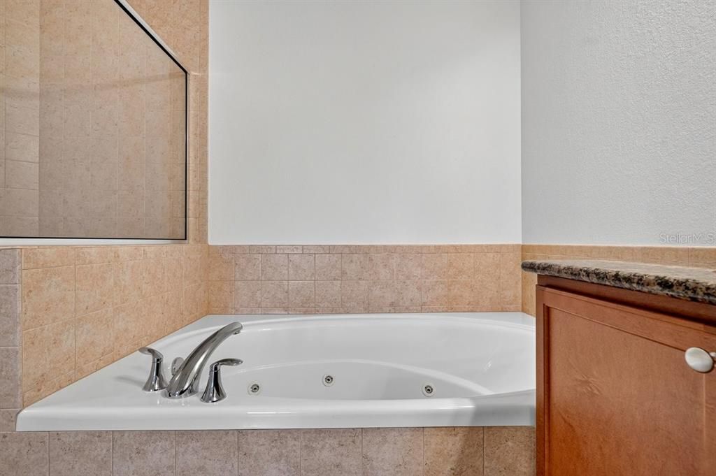 На продажу: $299,900 (2 спален, 2 ванн, 1615 Квадратных фут)